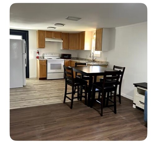 Charming 2-bedroom white  house in tranquil Thonotosassa with AC