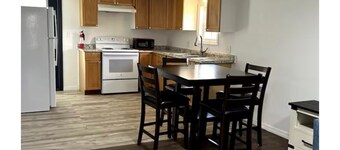 Charming 2-bedroom white house in tranquil Thonotosassa with AC