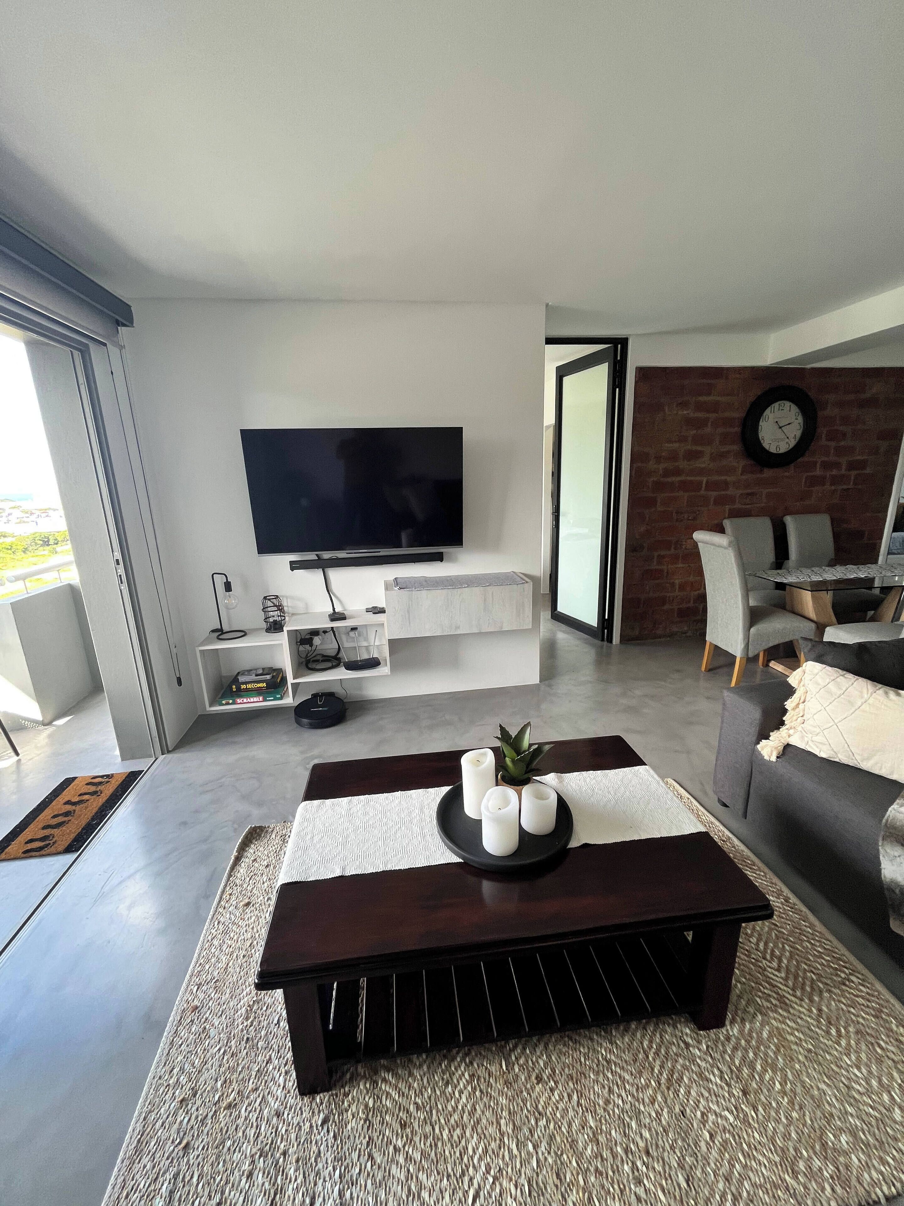 Una televisión, una chimenea