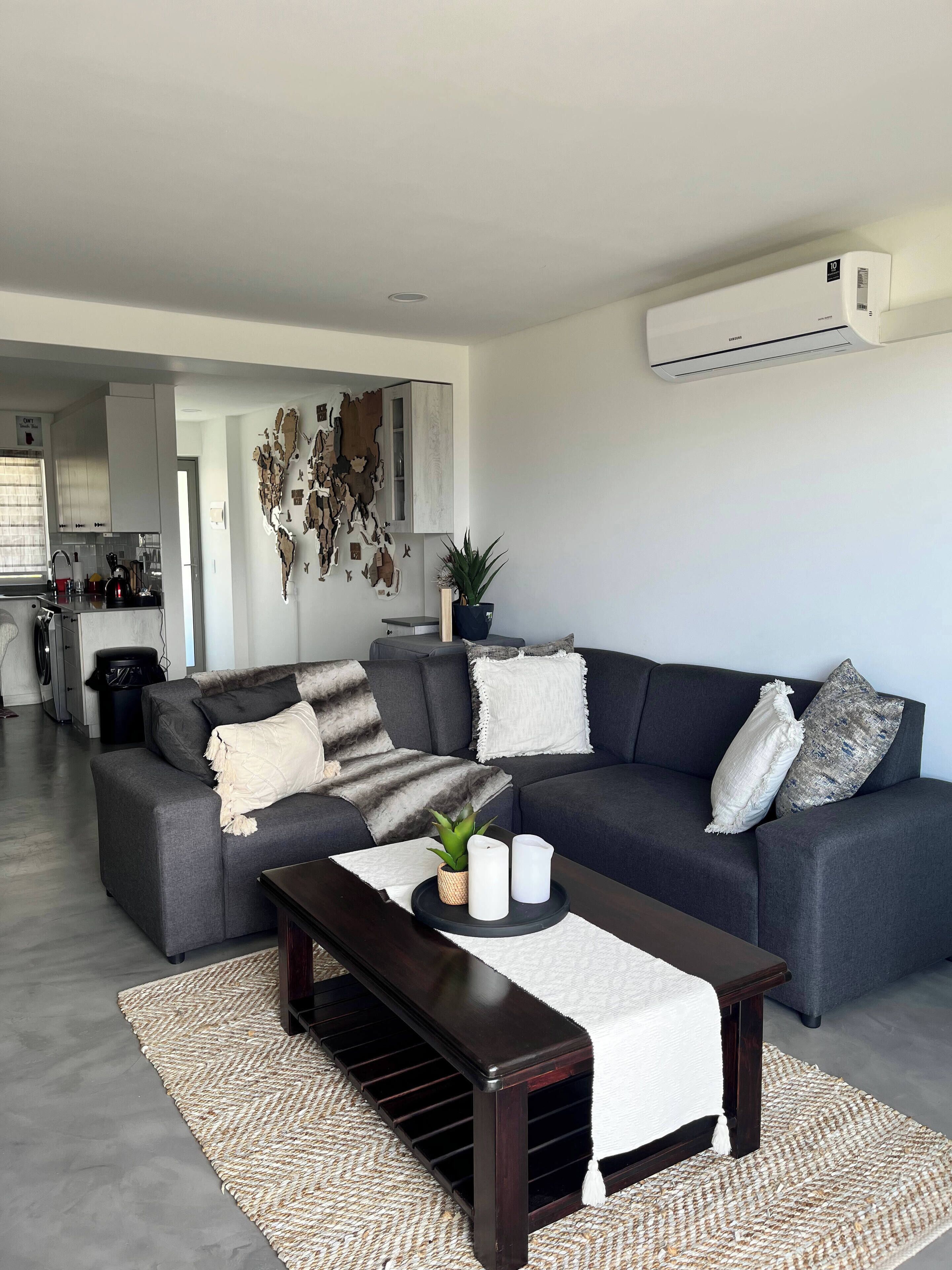 Una televisión, una chimenea