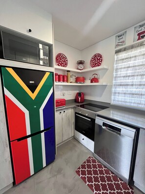 Microwave, oven, stovetop, dishwasher - No Loadshedding Luxury apartment with AC in Mossel Bay (Mossel Bay)