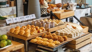 Una vitrina de pastelería con diversos pasteles y postres.