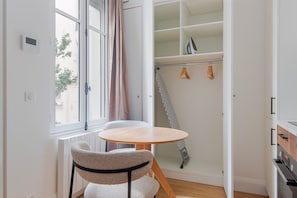 Interior - Blueground | Chaillot, view, nr Trocadéro (Paris)