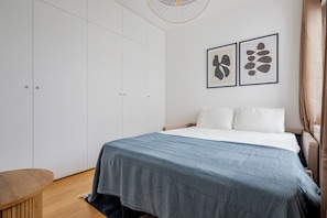 Iron/ironing board, WiFi, bed sheets