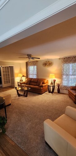 Charming Mid-century modern home, 5-bedrooms, 5 minutes from ECU, Greenville