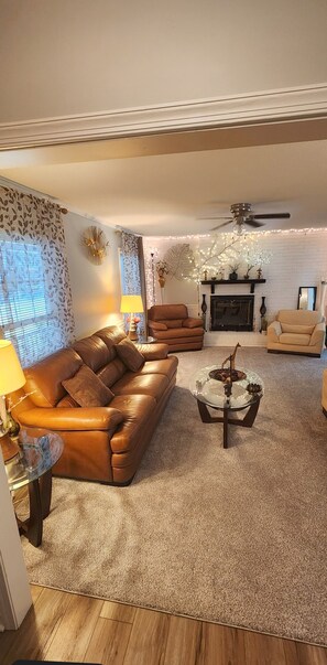 Smart TV - Charming Mid-century modern home, 5-bedrooms, 5 minutes from ECU, Greenville (Greenville)