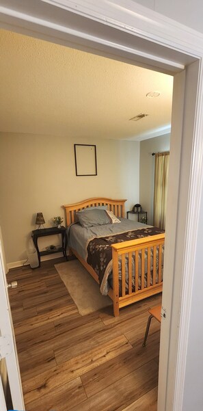 5 bedrooms, iron/ironing board, WiFi, bed sheets