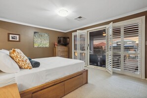 4 bedrooms, iron/ironing board, Internet, bed sheets