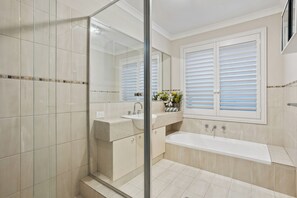 Hair dryer, towels, soap, toilet paper - La Casa del Canal (Wannanup)