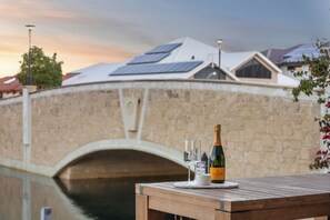 Outdoor dining - La Casa del Canal (Wannanup)