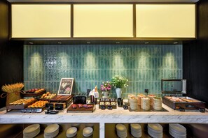 Petit déjeuner en libre-service compris tous les jours