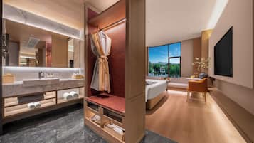 Luxury Double Room, Courtyard View | Peralatan tempat tidur hipoalergenik, gebar bulu kapas, tilam berlapik