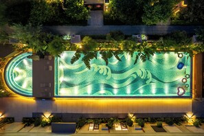 Una piscina al aire libre