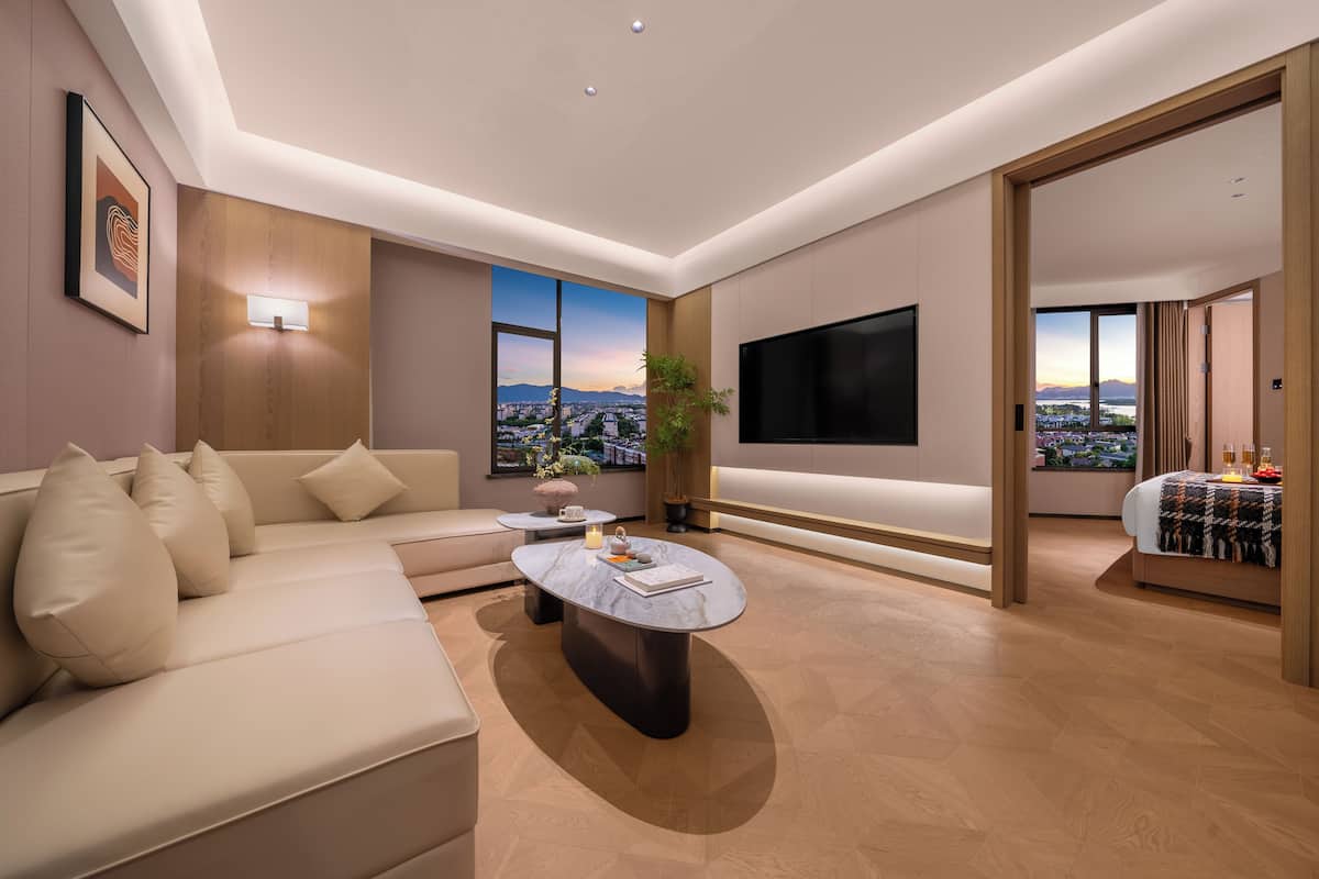 Suite luxueuse, vue sur la cour intérieure | Vue de la chambre