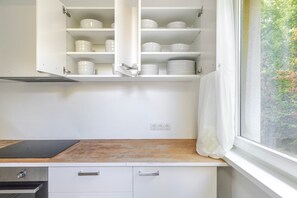 Fridge, microwave, oven, stovetop - Blueground | Döbling, view, nr Kahlenberg (Vienna)