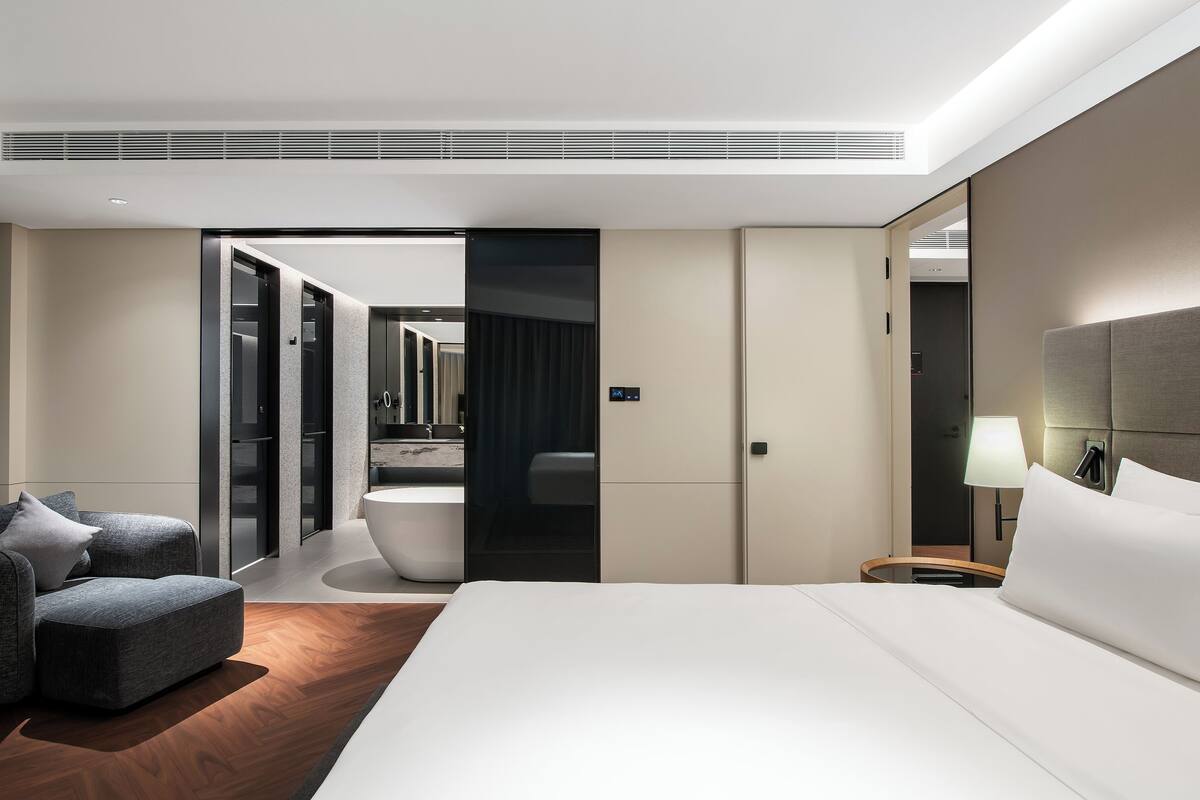 Suite Superior, pemandangan kota | Seprai premium, bantalan ekstra lembut, minibar gratis, dan meja kerja