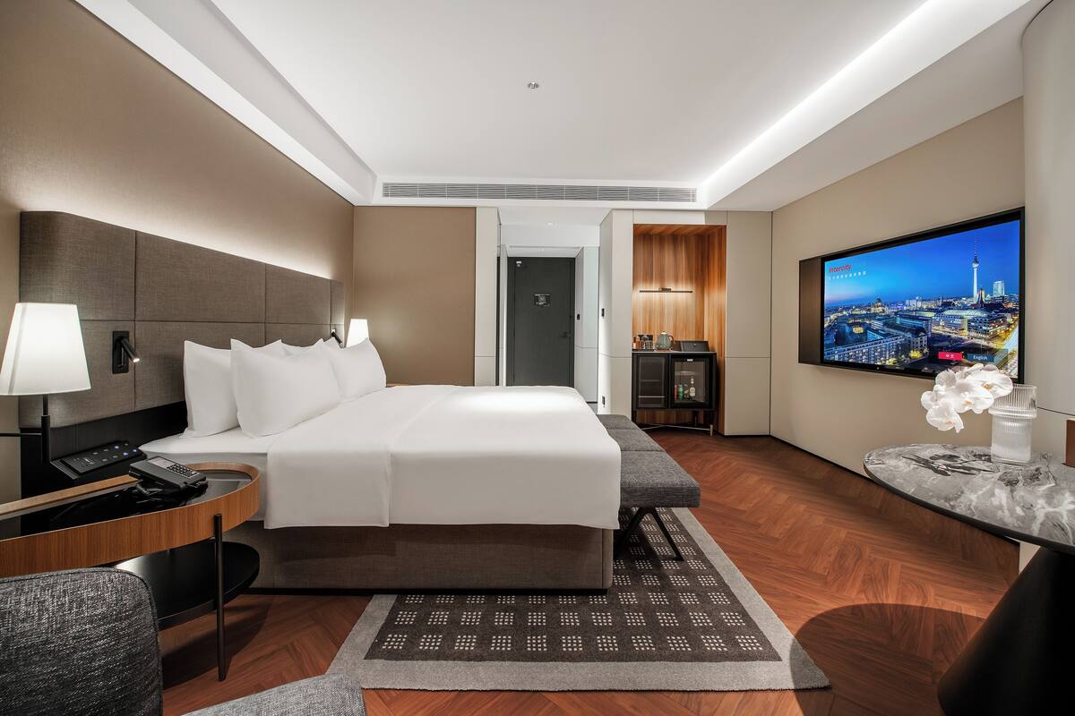 Kamar Double Standar, pemandangan kota | Seprai premium, bantalan ekstra lembut, minibar gratis, dan meja kerja