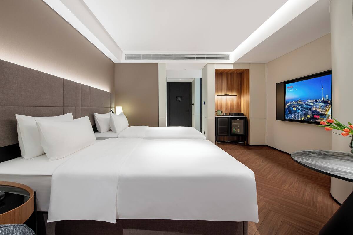 Kamar Twin Standar, pemandangan kota | Seprai premium, bantalan ekstra lembut, minibar gratis, dan meja kerja