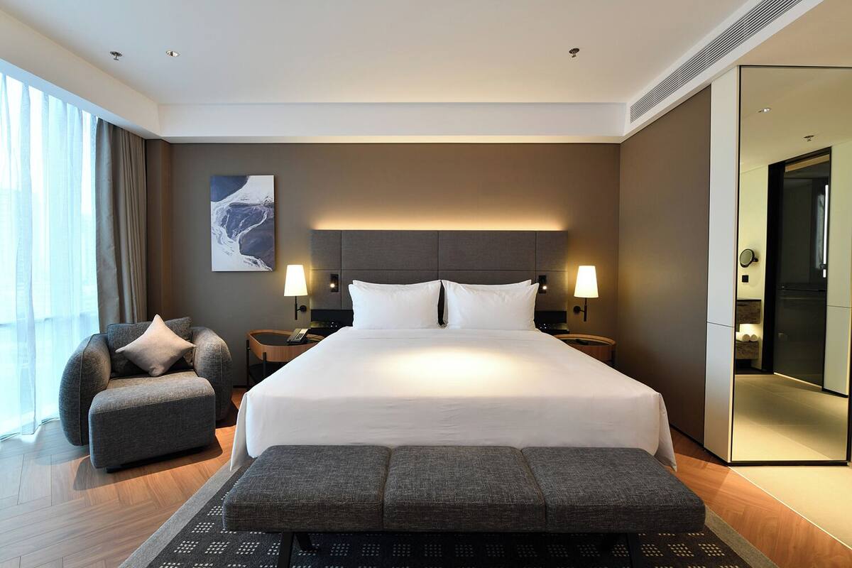 Kamar Double Superior | Seprai premium, bantalan ekstra lembut, minibar gratis, dan meja kerja