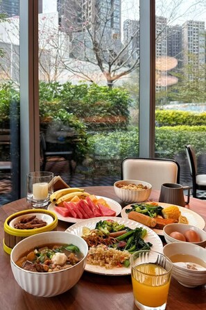 Daily buffet breakfast (CNY 78 per person)