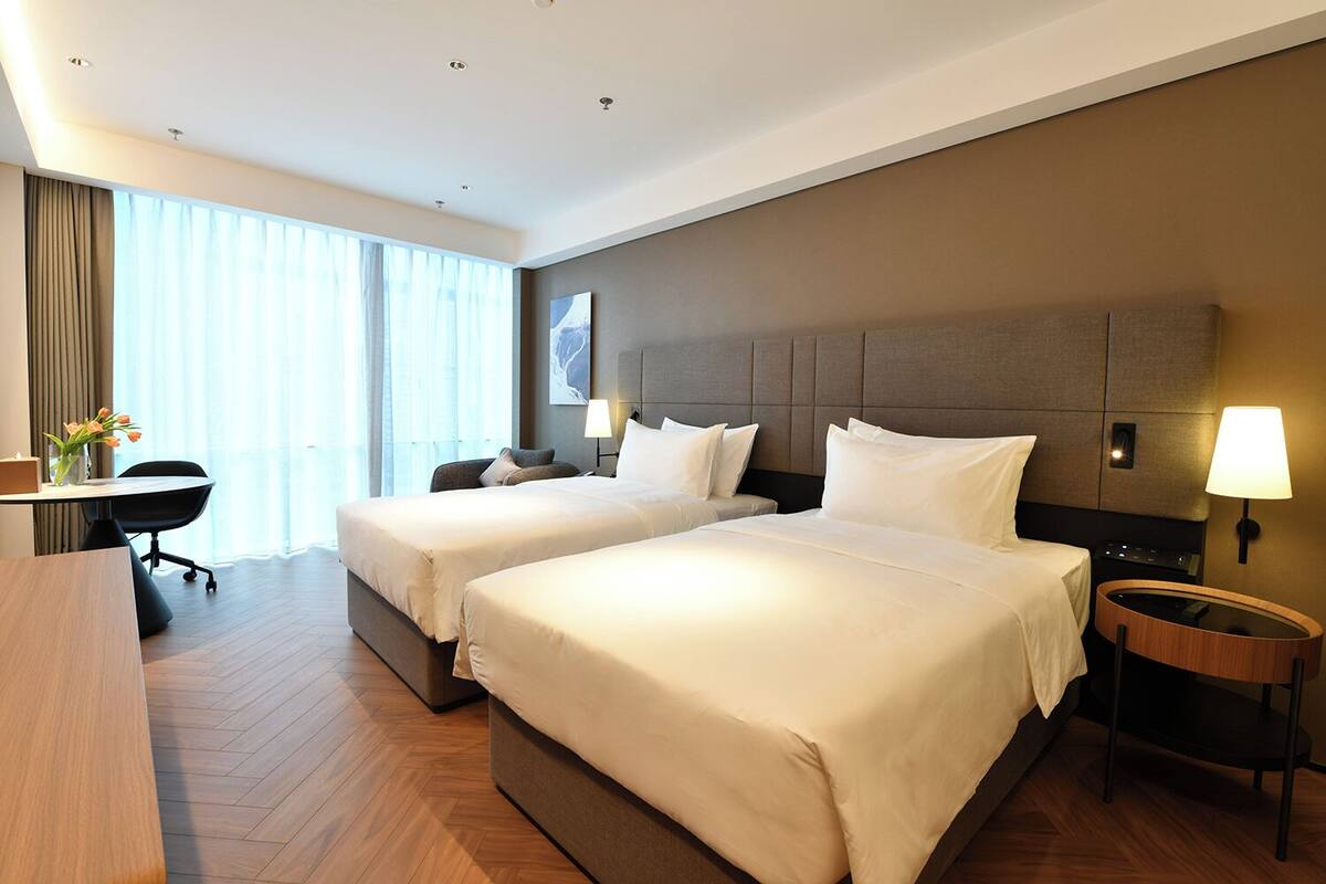 Kamar Twin Superior, pemandangan kota | Seprai premium, bantalan ekstra lembut, minibar gratis, dan meja kerja