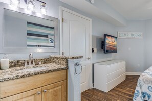 Hiustenkuivaaja, pyyhkeet, saippua, vessapaperi