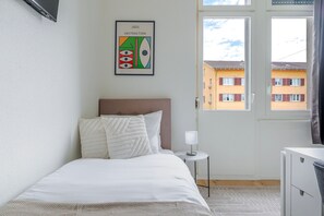 Tabla de planchar con plancha, wifi y ropa de cama 