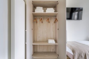 Tabla de planchar con plancha, wifi y ropa de cama 