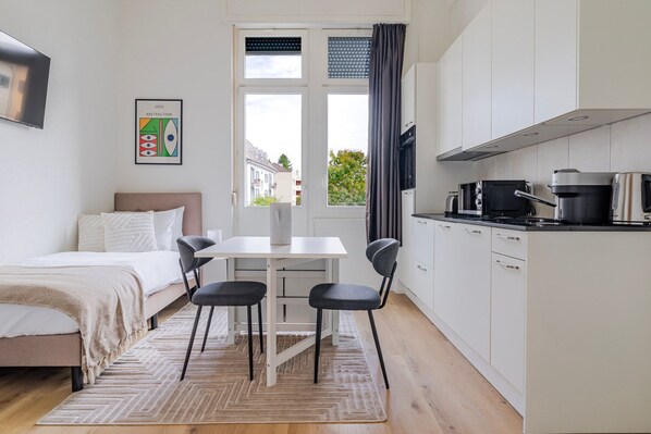 Iron/ironing board, WiFi, bed sheets