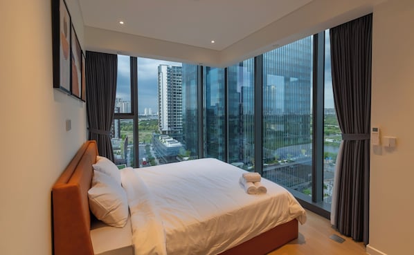Deluxe Room, City View | Desk, laptop workspace, blackout drapes, soundproofing