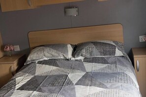 Strykjärn/strykbräda och sängkläder