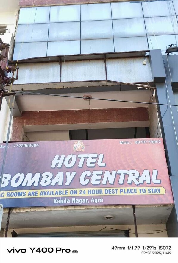 A sign for Hotel Bombay Central advertising 24-hour rooms available in Kamla Nagar, Agra. - Hotel Bombay Central Agra (Agra)