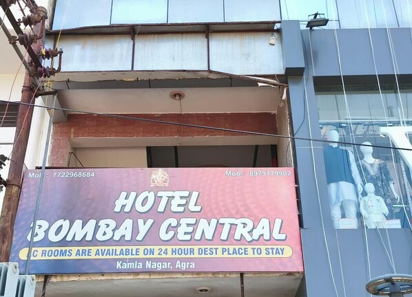 A sign for Hotel Bombay Central advertising 24-hour availability and rooms in Kamla Nagar, Agra. - Hotel Bombay Central Agra (Agra)
