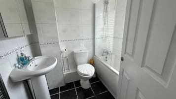 Sèche-cheveux, serviettes fournies