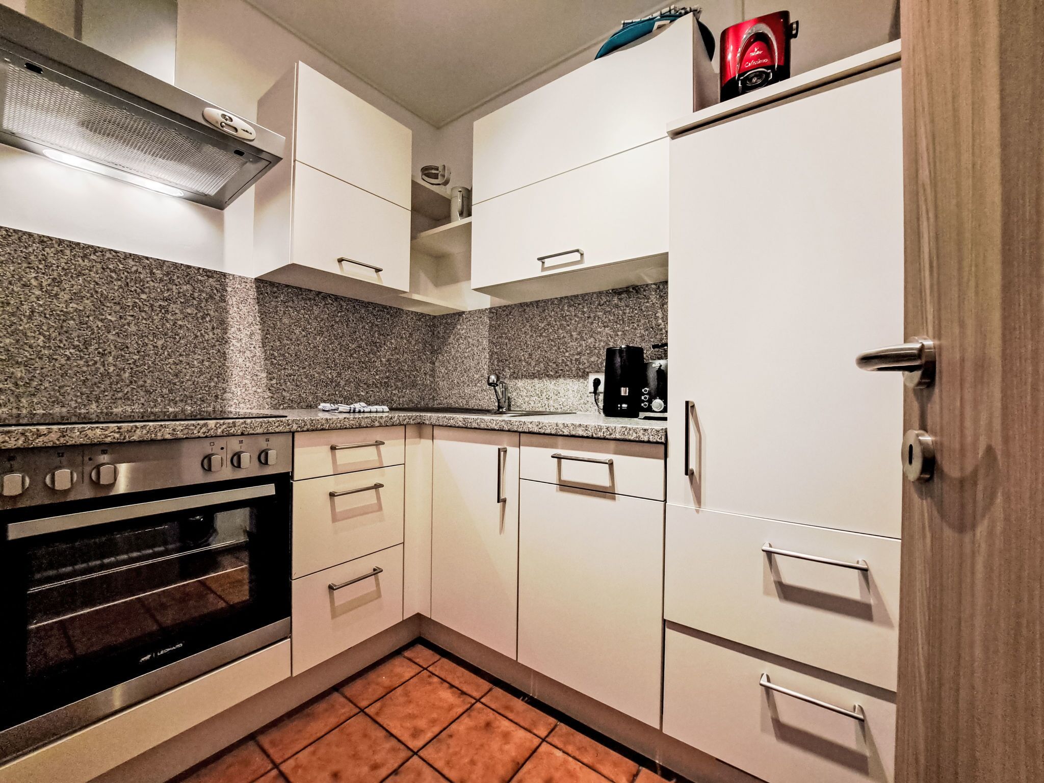 Fridge, oven, dishwasher, cookware/dishes/utensils