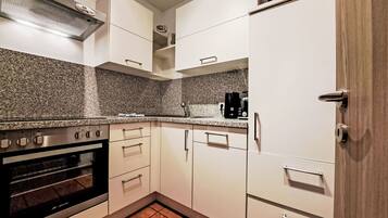 Fridge, oven, dishwasher, cookware/dishes/utensils