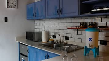 Microondas, horno, placa de cocina