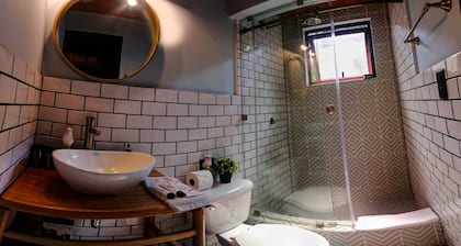 Loft Candelaria - King Bed - Historic Downtown Antigua - WiFi 100Mbps