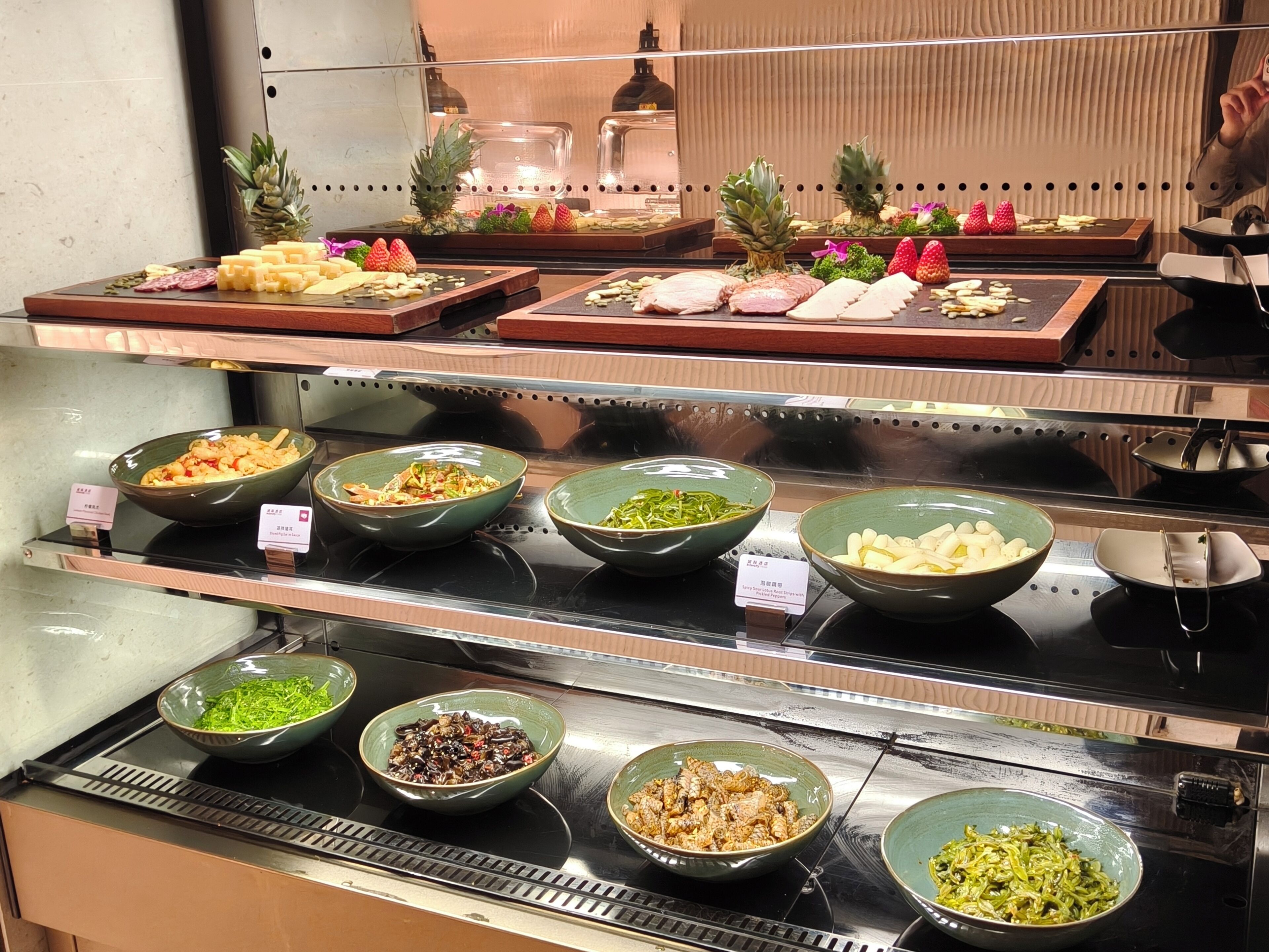 Daily buffet breakfast (CNY 78 per person)