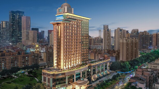 A high-rise hotel with a prominent dome and a large entrance. - IntercityHotel Shenzhen Futian Huanggang (Shenzhen)