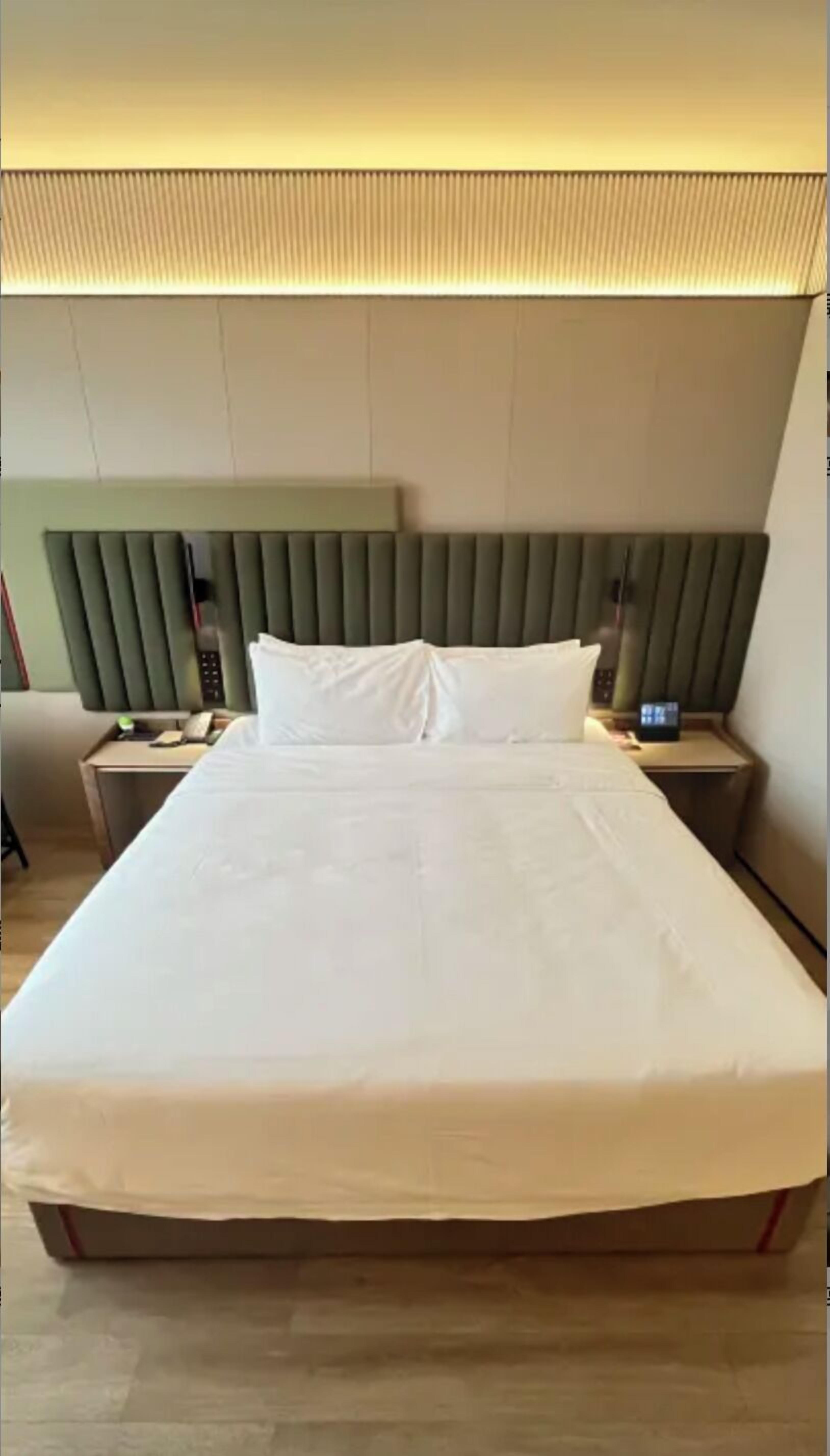 Business Room, 1 Queen Bed, Housekeeping, City View | Desk, laptop workspace, blackout drapes, soundproofing