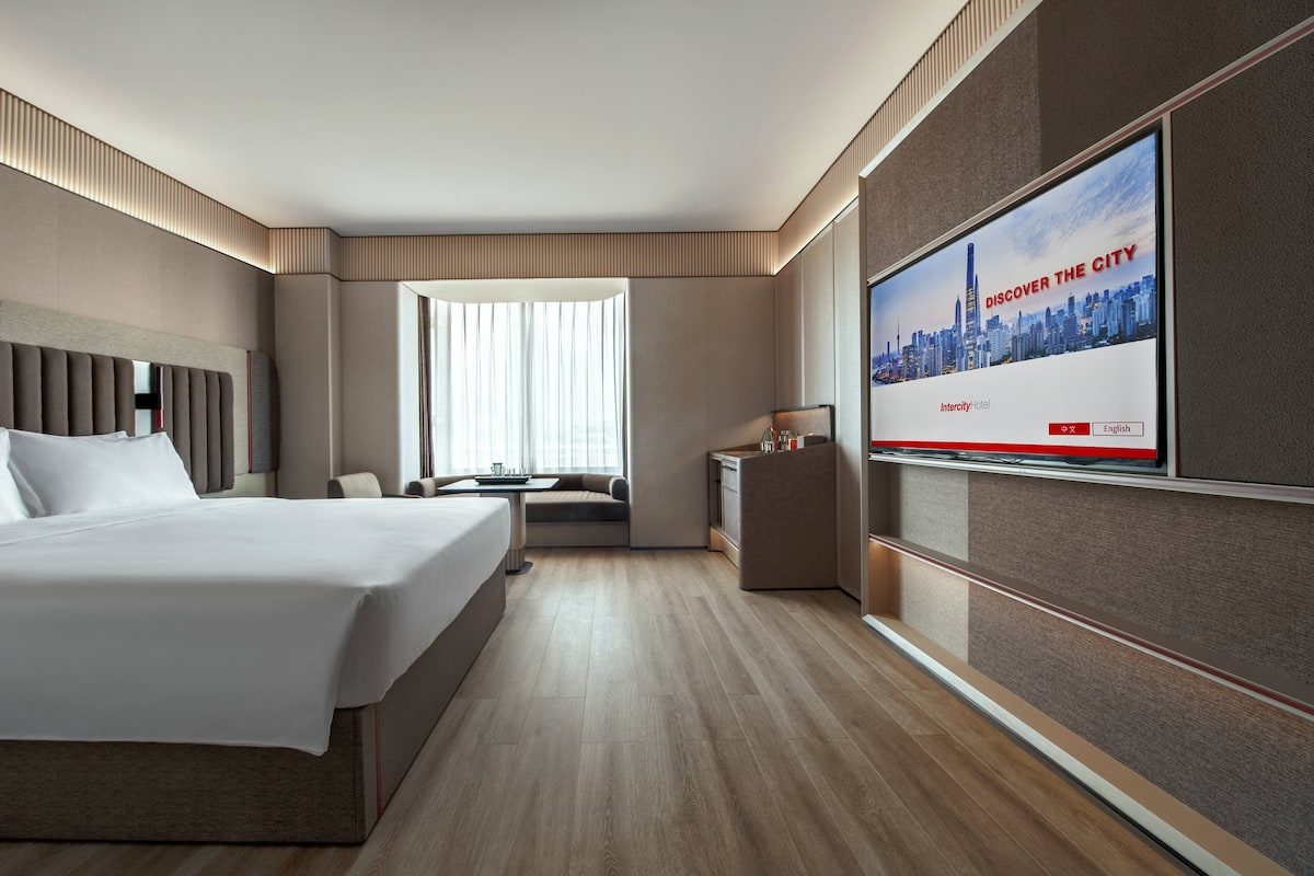 Business Room, 1 Queen Bed, Housekeeping, City View