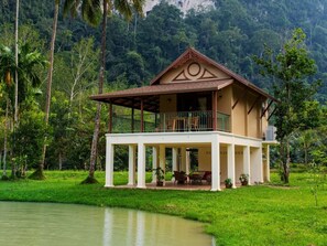 Lakeside Villa - East | Premium bedding, minibar, in-room safe, individually decorated - Lost Horizon Resort - Khao Sok (Phanom)