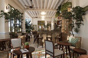 Se sirven desayunos, almuerzos y cenas; con vista al jardín