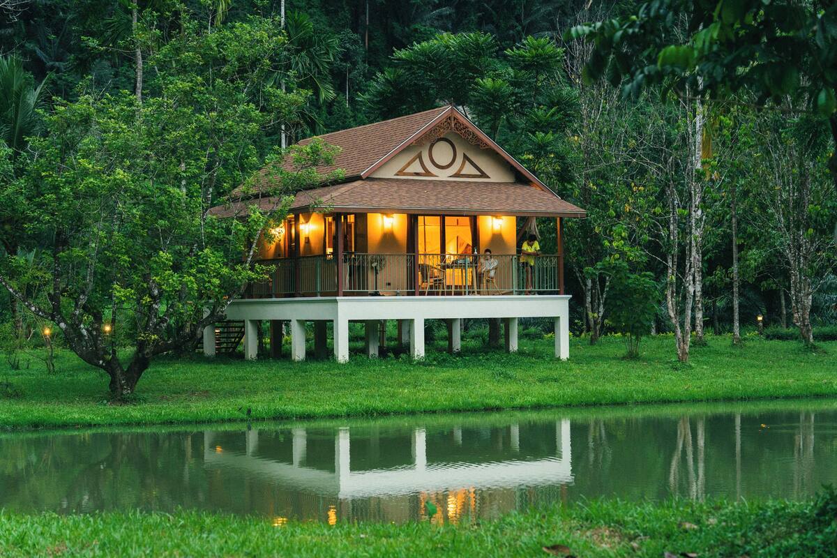 Standard Double or Twin Room, Non Smoking, Lake View | Peralatan tempat tidur premium, bar mini, peti besi dalam bilik, meja 