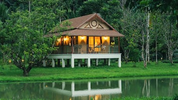 Lakeside Villa | Premium bedding, minibar, in-room safe, desk
