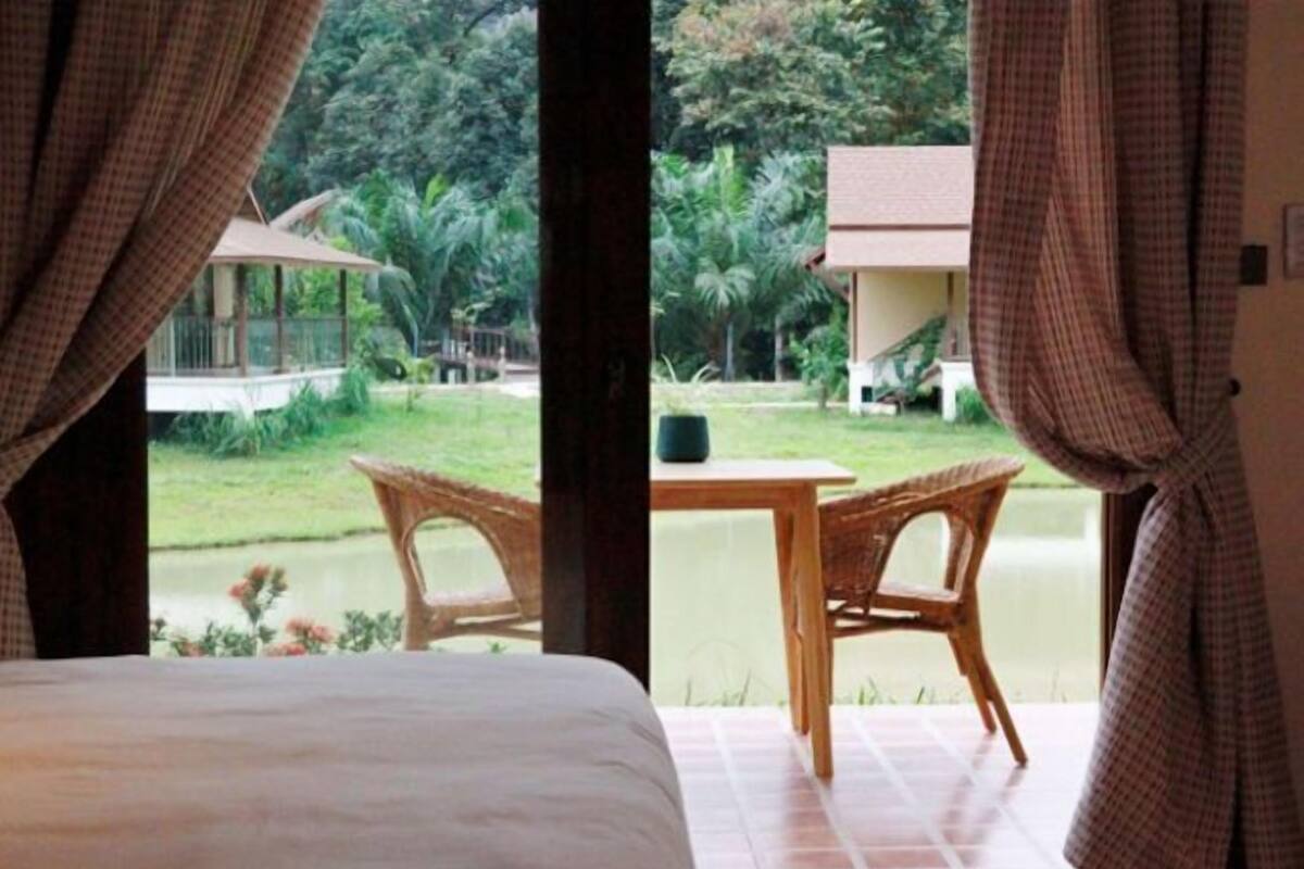 Garden room | Peralatan tempat tidur premium, bar mini, peti besi dalam bilik, meja 