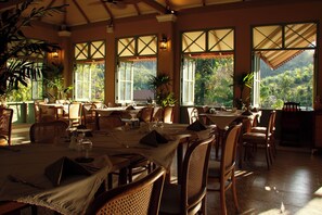 Petit déjeuner, déjeuner et dîner servis sur place