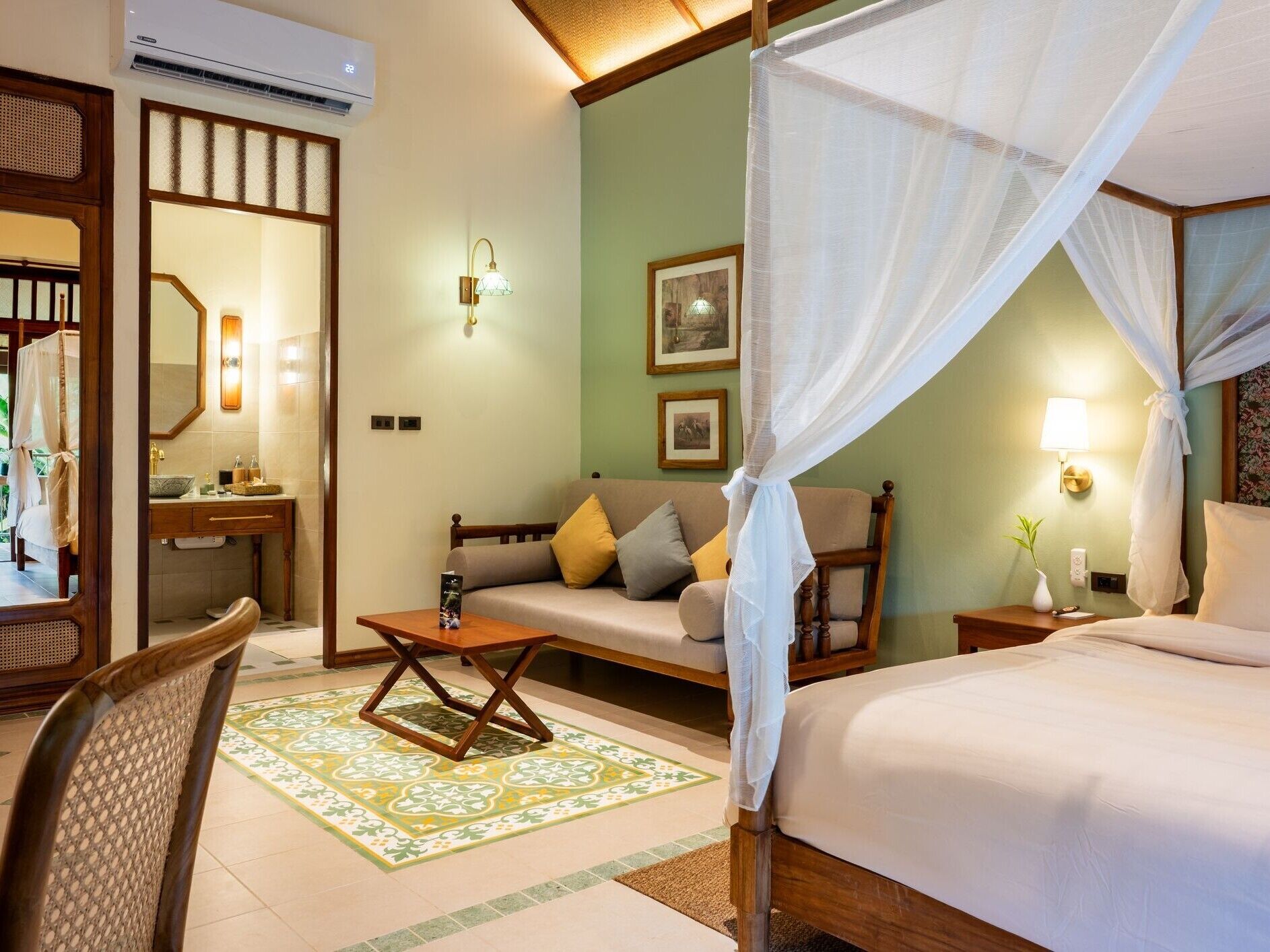 Ropa de cama de alta calidad, minibar, caja fuerte