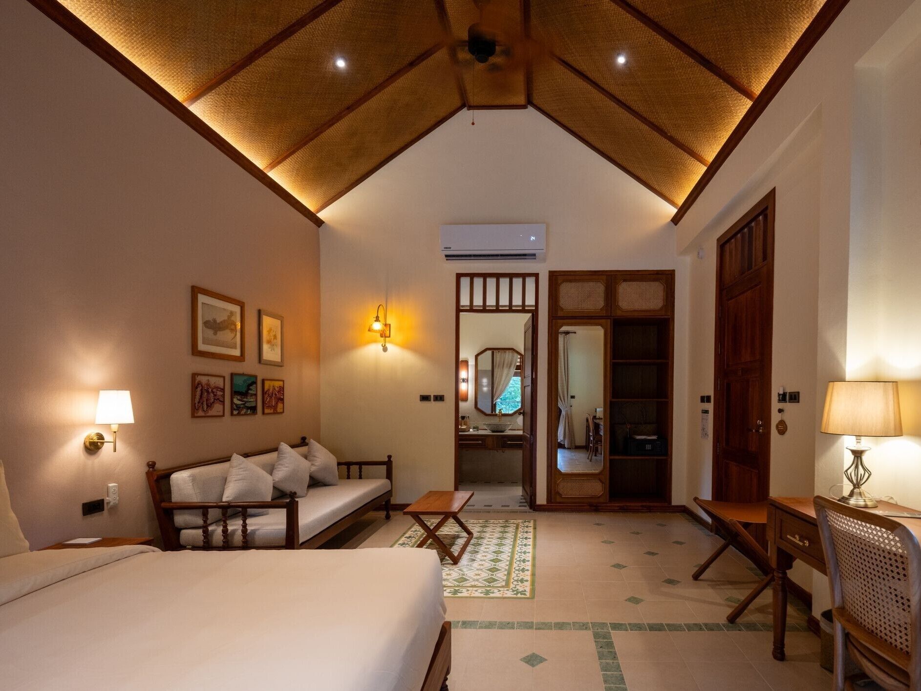 Superior Double Room, River View | Living area